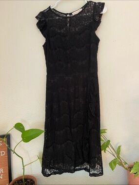 Feminine Black Lace Midi Dress with Cap Sleeves